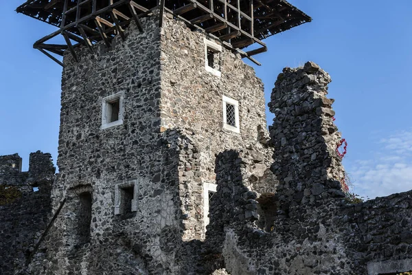Las ruinas de un antiguo castillo medieval de piedra — Foto de Stock