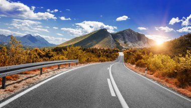 Ülke karayolu Güz. Sonbaharda yol.