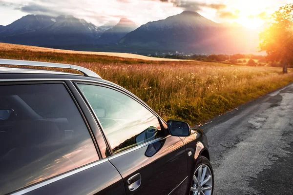 Araba sürüş ülke yolda.