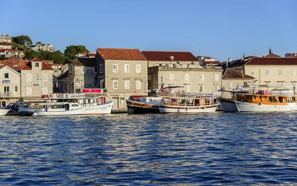 Uitzicht vanaf de zee naar de stad van Trogir, een populaire toeristische bestemming in Kroatië. — Stockfoto
