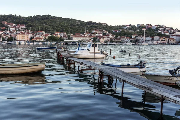 Vista desde el mar a la ciudad de Trogir, un destino turístico popular en Croacia . —  Fotos de Stock