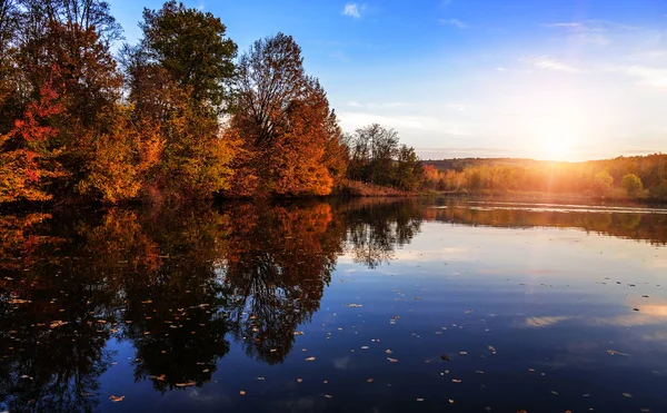 Autumn landscape with lake in the forest. Autumn forest. — Stock Photo, Image