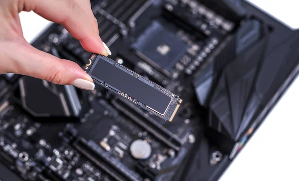 Festplatte ssd m2 auf dem Motherboard-Hintergrund. — Stockfoto