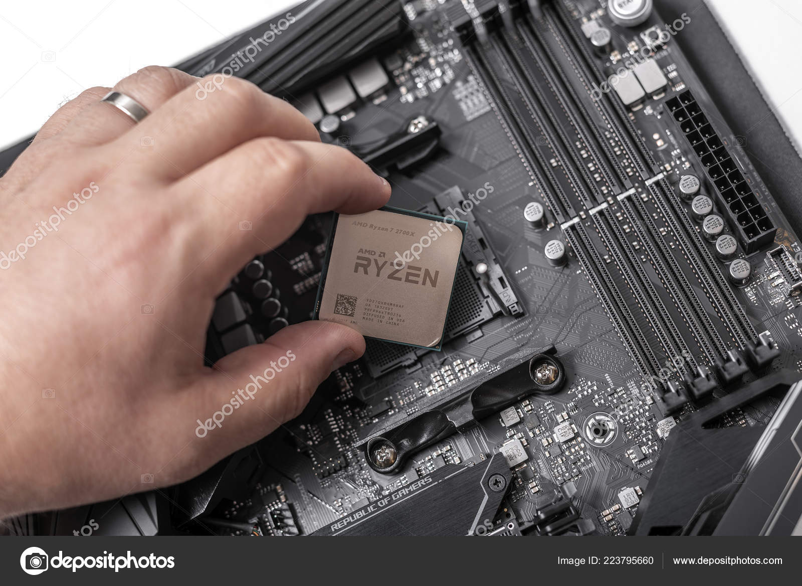 Processor Ryzen 7 2700X in hand against the background of a computer  motherboard. – Stock Editorial Photo © believeinme #223795660