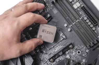 İşlemci Ryzen 7 2700 x el bilgisayar anakart arka planı.