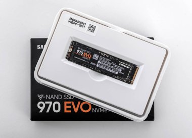 Samsung 970 Evo SSD sürücüsü beyaz arkaplanda.