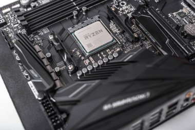İşlemci Ryzen 7 2700 x bilgisayar anakart Asus rog artı VII kahraman arka planı.