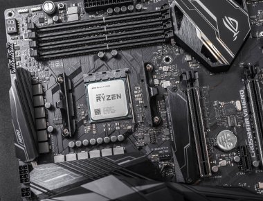 İşlemci Ryzen 7 2700 x bilgisayar anakart Asus rog artı VII kahraman arka planı.