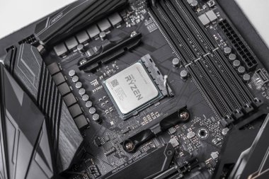 İşlemci Ryzen 7 2700 x bilgisayar anakart Asus rog artı VII kahraman arka planı.
