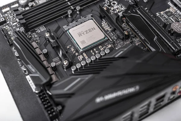 İşlemci Ryzen 7 2700 x bilgisayar anakart Asus rog artı VII kahraman arka planı. — Stok fotoğraf