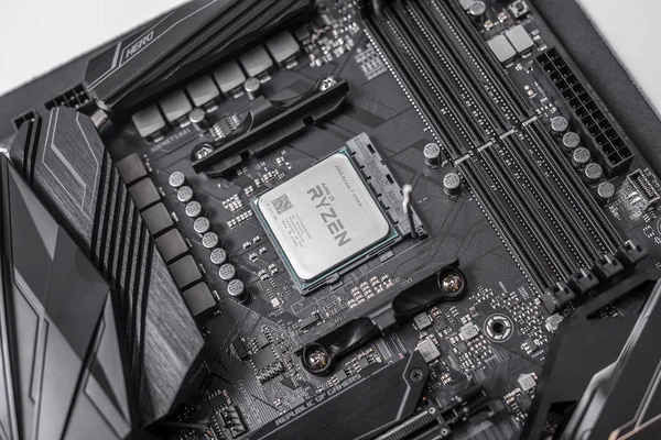 Prozessor ryzen 7 2700x vor dem Hintergrund eines Computer-Motherboards asus rog crosshair vii hero. — Stockfoto