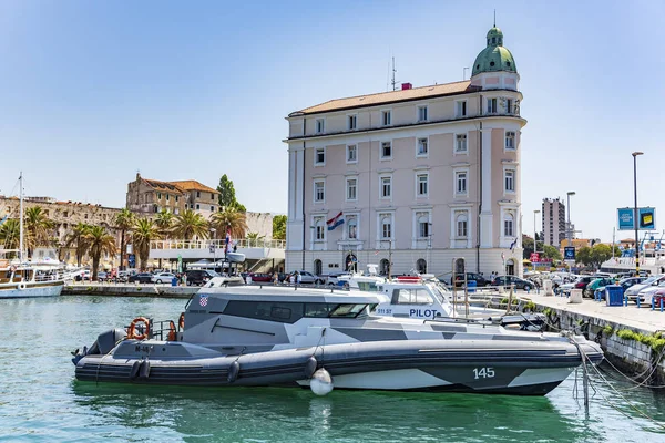 Zee in de stad Split veerboten. — Stockfoto
