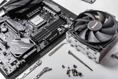 İşlemci Ryzen 7 2700 x arka planı bir bilgisayar anakart Asus rog artı VII kahraman ve soğutucu sessiz ol .