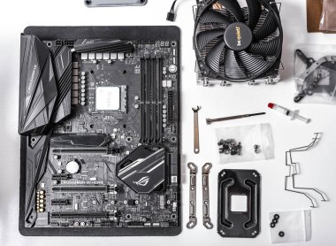 İşlemci Ryzen 7 2700 x arka planı bir bilgisayar anakart Asus rog artı VII kahraman ve soğutucu sessiz ol .