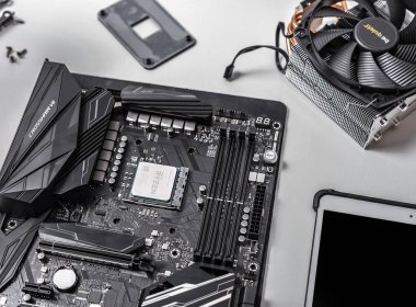 İşlemci Ryzen 7 2700 x arka planı bir bilgisayar anakart Asus rog artı VII kahraman ve soğutucu sessiz ol .