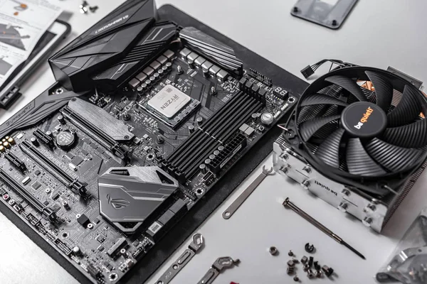 Processor Ryzen 7 2700X against the background of a computer motherboard Asus rog crosshair vii hero, and cooler be quiet . — Stock Photo, Image