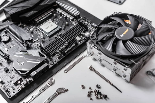 Processor Ryzen 7 2700 x tegen de achtergrond van een computer moederkaart Asus rog draadkruis vii held, en koeler Wees stil . — Stockfoto