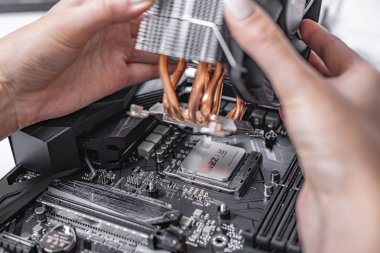 Uzman bir soğutucu yeni işlemci Ryzen 7 2700 yükler x bilgisayar anakart Asus rog artı VII kahraman arka planı.
