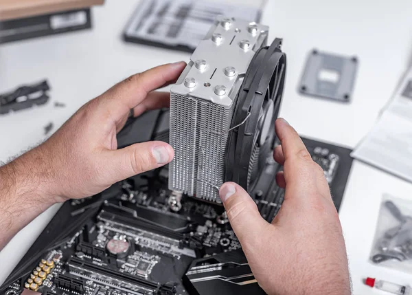 Installation oder Reparatur des Luftkühlsystems des PC-Prozessors. — Stockfoto