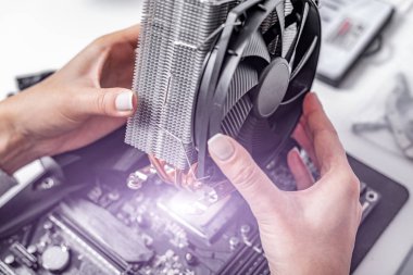 Bilgisayar işlemcisinin hava soğutma sisteminin kurulması veya onarılması.