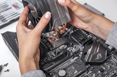 Uzman bir soğutucu yeni işlemci Ryzen 7 2700 yükler x bilgisayar anakart Asus rog artı VII kahraman arka planı.