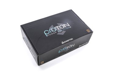 Kutusunu güç kaynağı Chieftec beyaz arka plan üzerinde bilgisayarı.