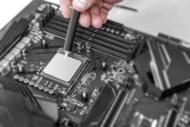 Bilgisayar yönetim kurulunda Termal Macun uygulama mühendisi çip cpu.