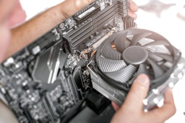 Bilgisayar işlemcisinin hava soğutma sisteminin kurulması veya onarılması.