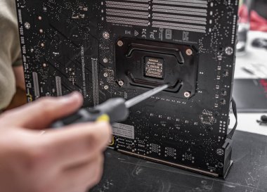 Uzman bilgisayar anakart Asus rog artı VII kahraman çerçevede yeni işlemci soğutucu yükler.