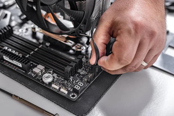 Instalación o reparación del sistema de refrigeración por aire del procesador de PC. —  Fotos de Stock