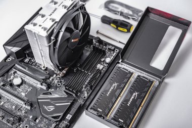 Yüklü soğutucu ve Ram ile anakart. Build a Pc.