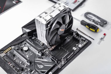 Yüklü soğutucu ve Ram ile anakart. Build a Pc.