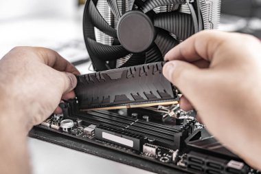 Rastgele erişim belleği PC 'ye yükleniyor.