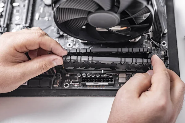 Instalación de memoria de acceso aleatorio en PC. —  Fotos de Stock