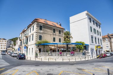 Yaz aylarında Franje Tudmana bölmenin ortasına kare.