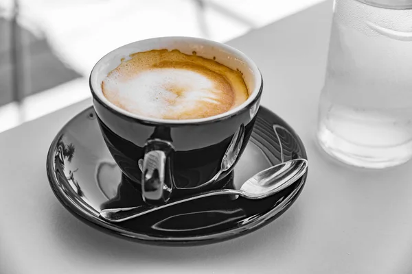 Uma xícara de café com uma deliciosa espuma na mesa — Fotografia de Stock