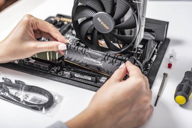 Rastgele erişim belleği PC 'ye yükleniyor.