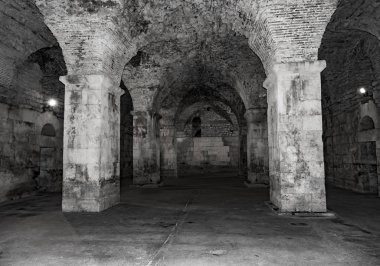 Zindan veya yeraltı mezarlığı terk edilmiş.