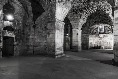 Zindan veya yeraltı mezarlığı terk edilmiş.