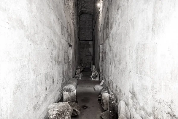 Gamla övergivna fängelsehålor eller katakomberna. — Stockfoto