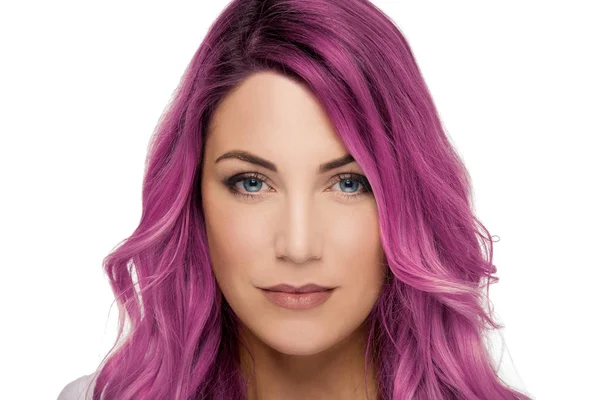 Retrato de una hermosa chica con el pelo rosa púrpura sobre un fondo blanco . — Foto de Stock