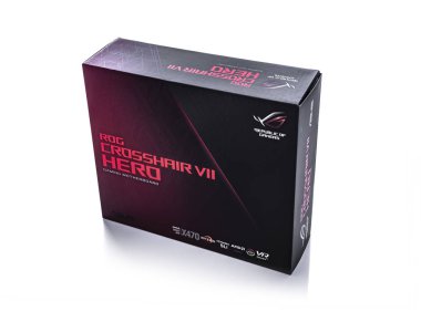 Beyaz arka planda ana kart Asus Rog Crosshair vii Hero.