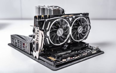 Yeni işlemci Ryzen 7 2700 x ve bilgisayar anakart Asus rog artı VII kahraman, dd4 ve Nvidia Gtx1080.