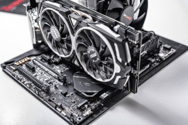 Yeni işlemci Ryzen 7 2700 x ve bilgisayar anakart Asus rog artı VII kahraman, dd4 ve Nvidia Gtx1080.
