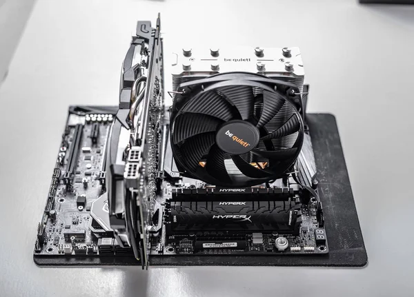 Nieuwe processor Ryzen 7 2700 x en computer moederkaart Asus rog draadkruis vii hero, dd4 en Nvidia Gtx1080. — Stockfoto