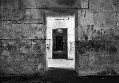 Zindan veya yeraltı mezarlığı terk edilmiş.