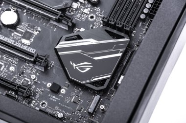 Beyaz arka planda ana kart Asus Rog Crosshair vii Hero.