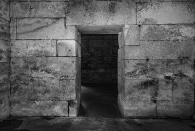 Zindan veya yeraltı mezarlığı terk edilmiş.