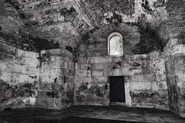 Antiguas mazmorras o catacumbas abandonadas . — Foto de Stock