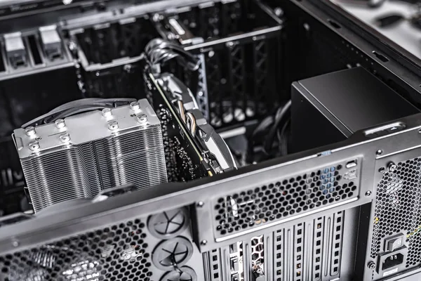 PC sistem birimi. PC derleme zamanında bilgisayar bileşenleri.